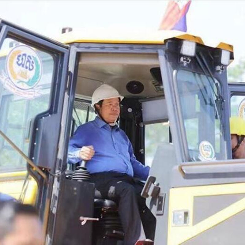 Kambodžan pääministeri Hun Sen testaa Shantui Bulldozeria